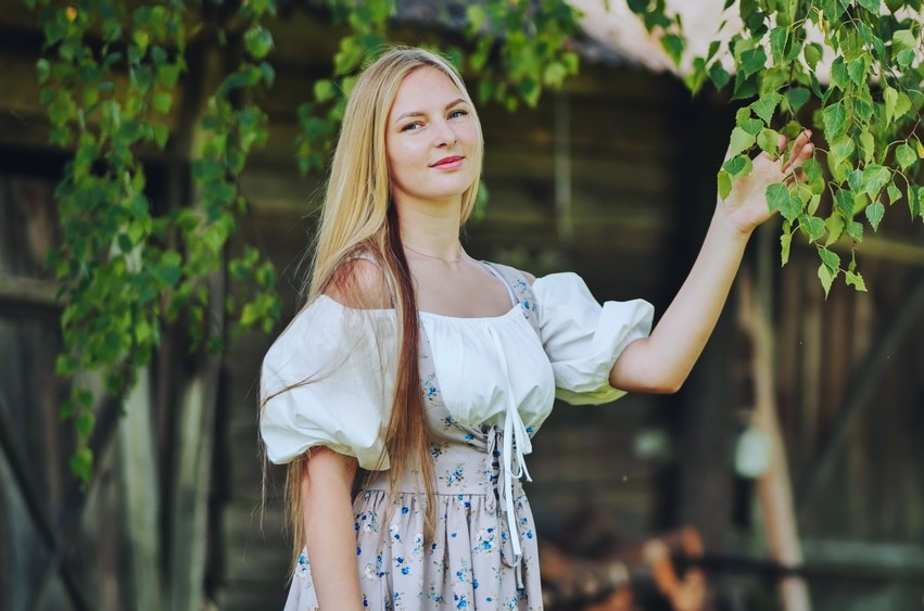 Девушка славянской внешности у березы