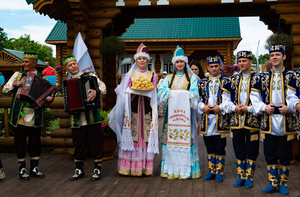 Встреча гостей в татарских национальных костюмах