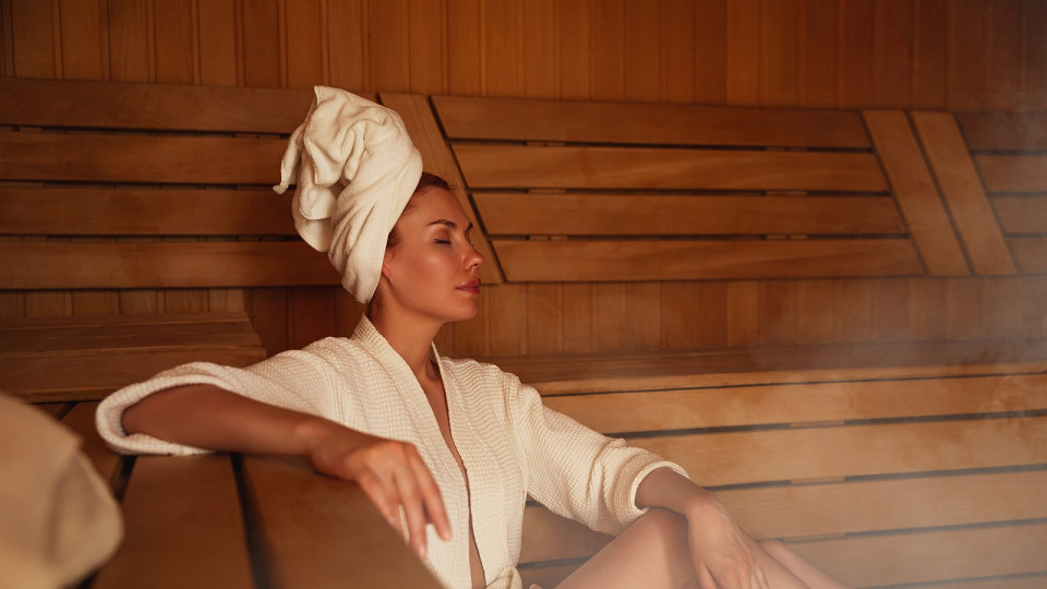 Девушка отдыхает в сауне