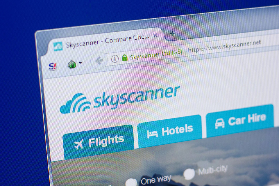 Сайт SkyScanner на дисплее ПК