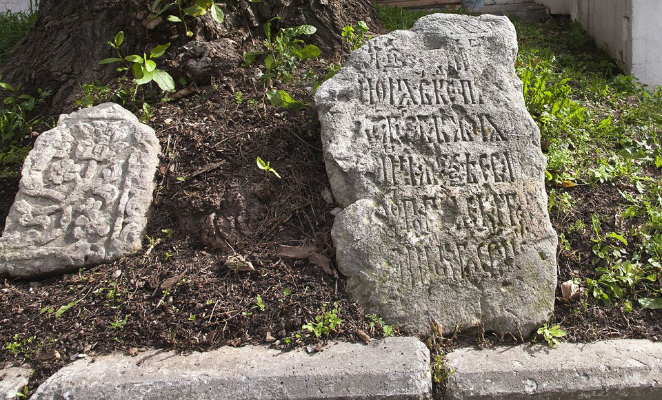 Храм Николая Чудотворца на Берсеневке, валуны с высеченными надписями