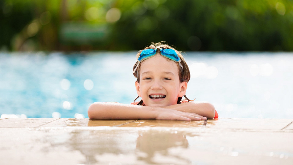 Ребенок в бассейне