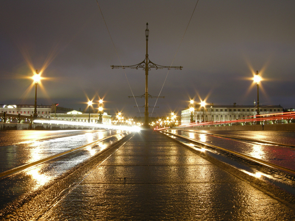 Пустынный Троицкий мост в Санкт-Петербурге ночью