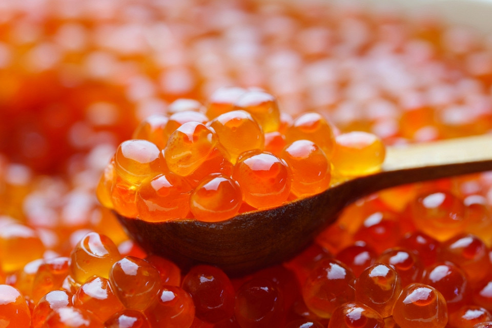 Красная икра в ложке