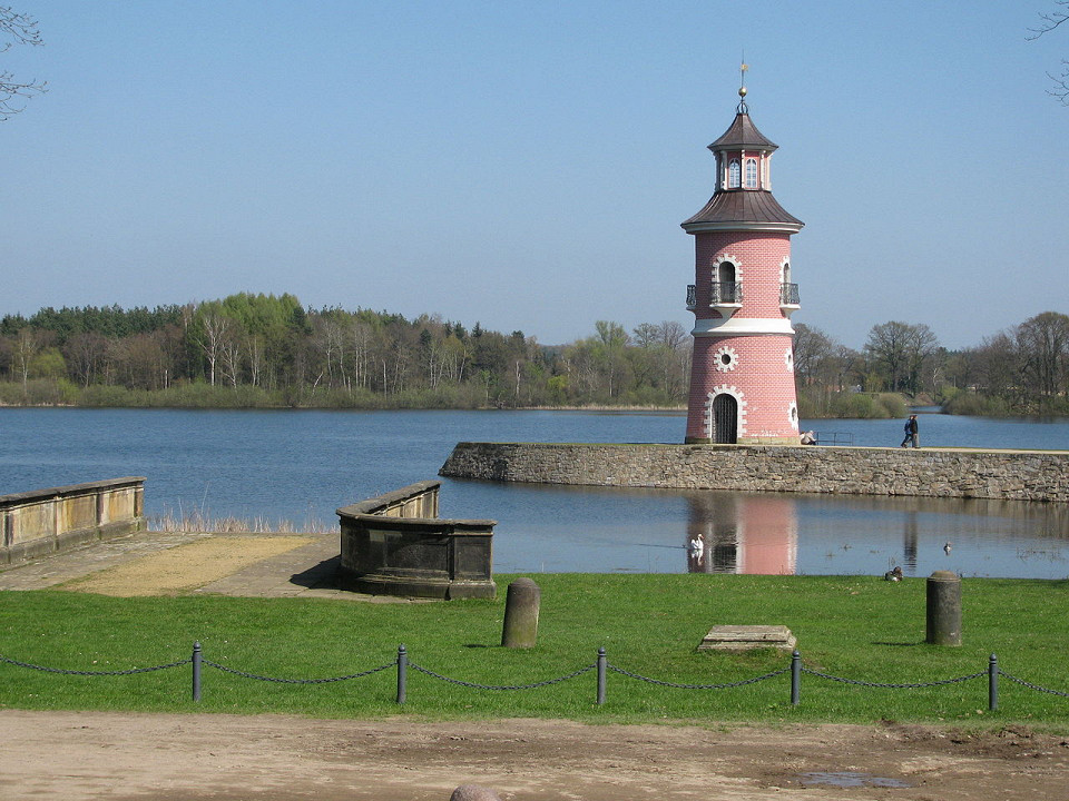 Замок Морицбург, пирс и маяк