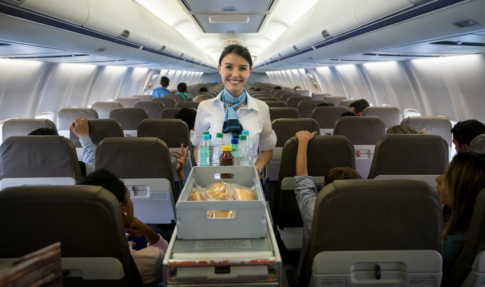 Стюардесса разносит еду