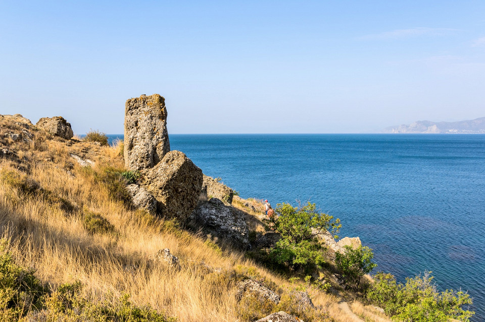 Стоячие скалы на мысе Меганом в Крыму