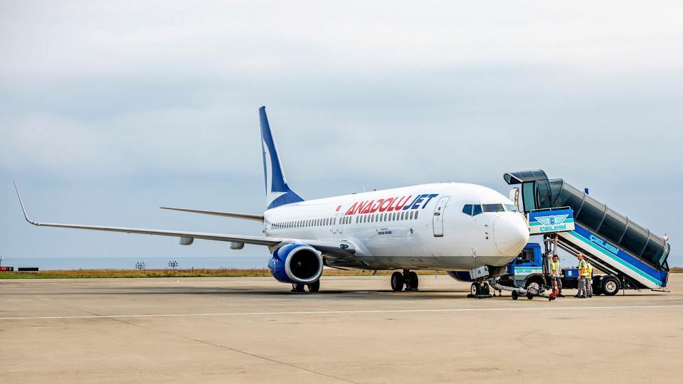 Самолет Anadolujet в аэропорту Трабзона, Турция