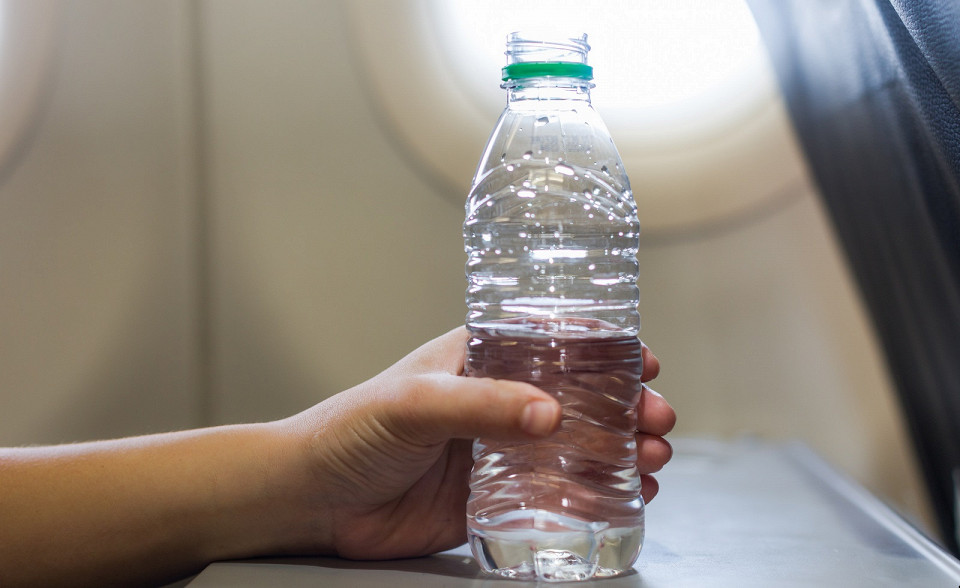 Бутылка воды в самолете