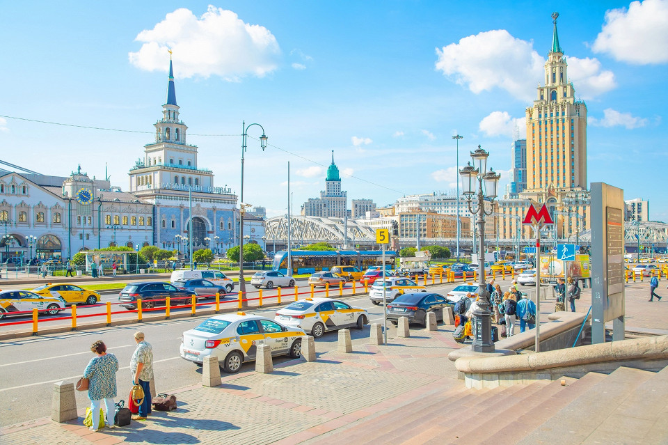 На Комсомольской площади в Москве, такси