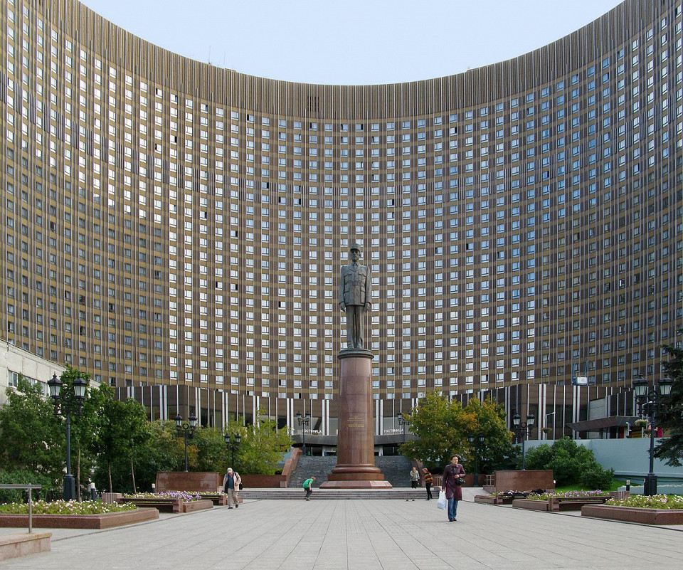 Памятник Шарлю де Голлю в Москве