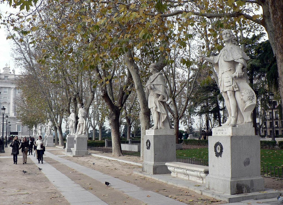 Королевский дворец в Мадриде, площадь