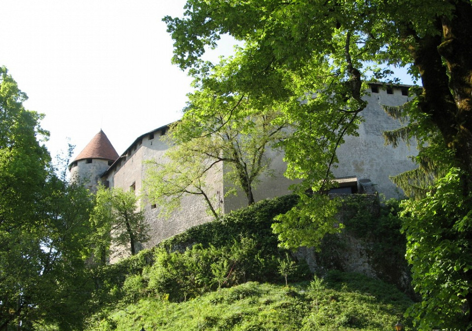 Крепостные стены замка на озере Блед, Словения