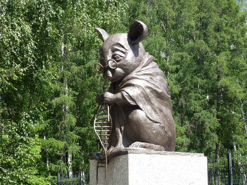 Памятник лабораторной мыши в Новосибирске