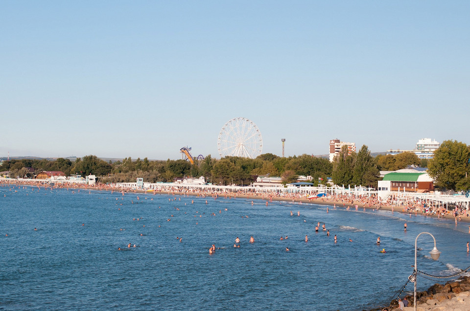 Люди отдыхают на Черном море, Анапа