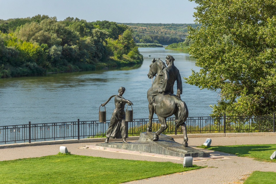 Памятник Григорию и Аксинье, станица Вешенская, Ростовская область