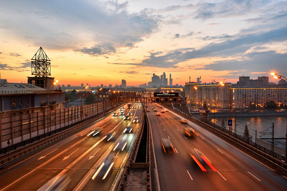 Автомобильное движение по мосту в Москве