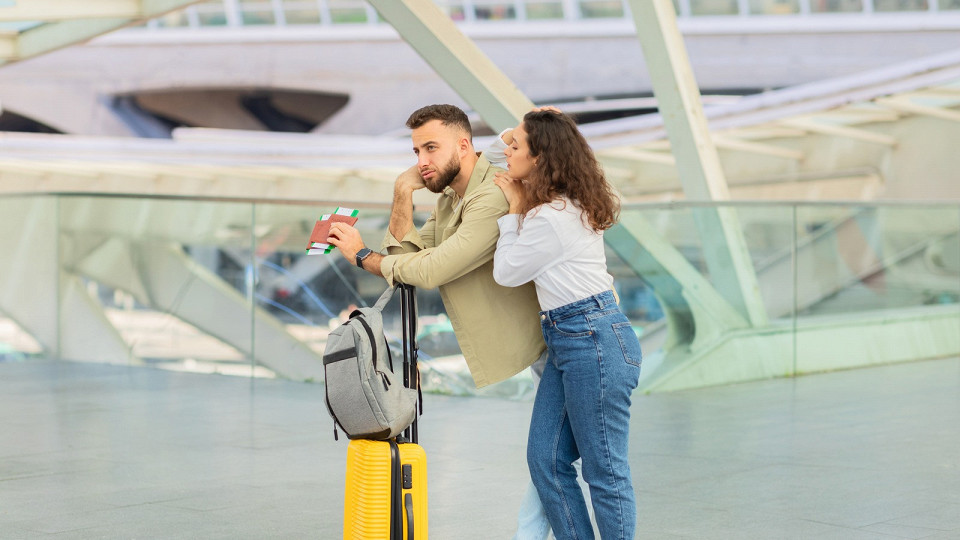 Расстроенная пара в аэропорту