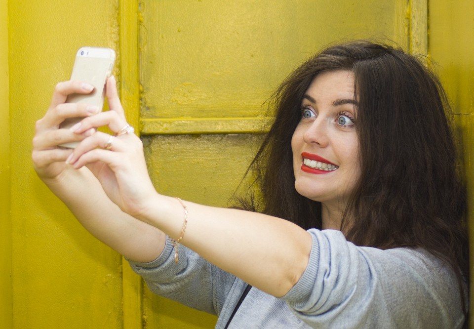 Женщина делает селфи