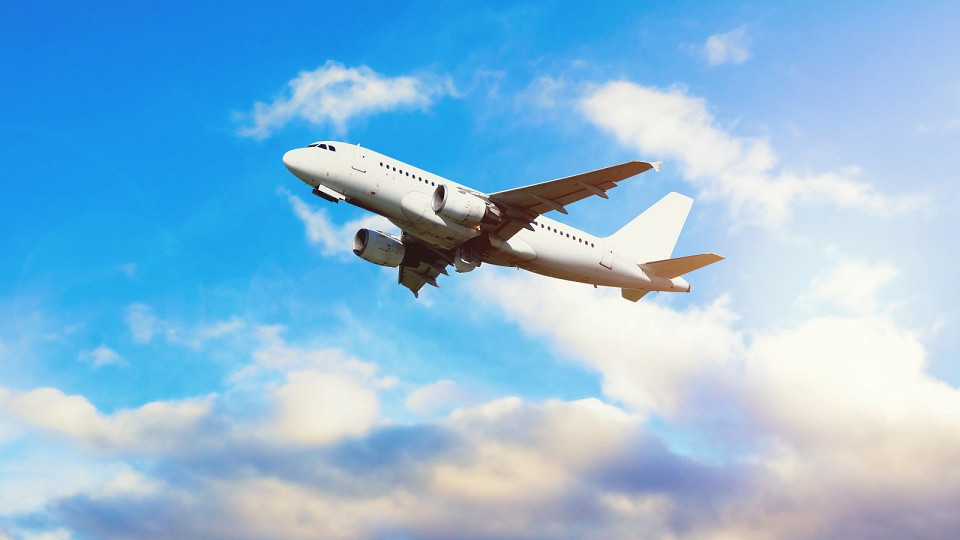 Самолет, летящий в небе