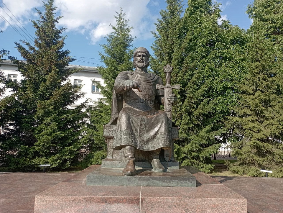 Памятник Юрию Долгорукому в Костроме