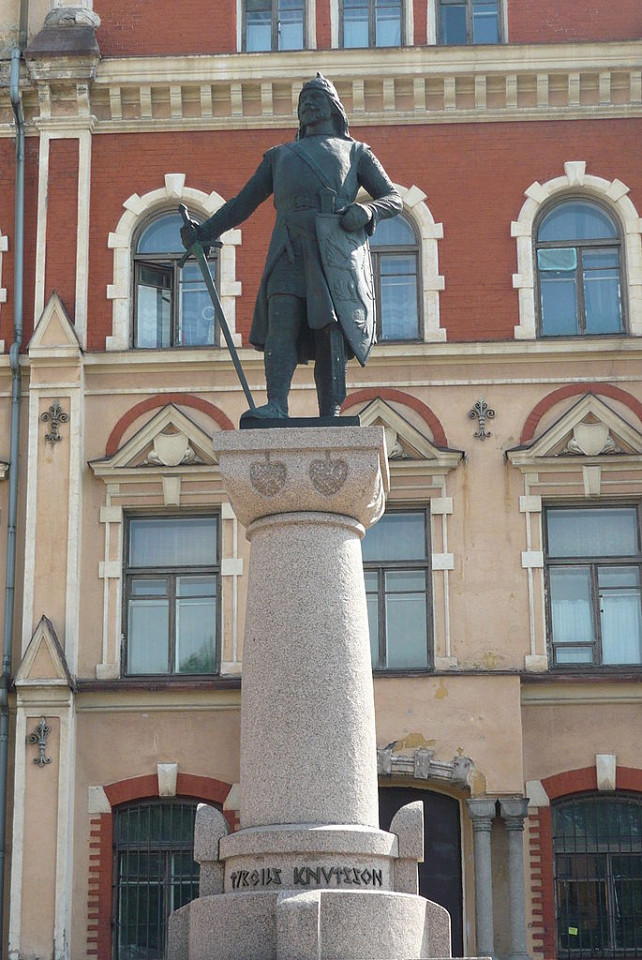 Памятник Кнутссону перед зданием Старой ратуши
