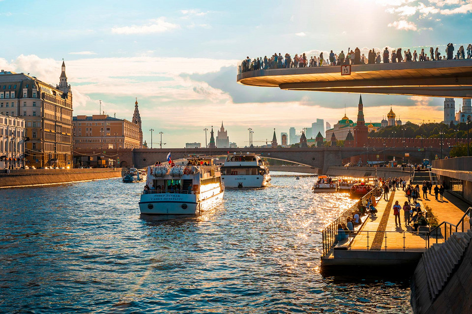 Теплоходы на Москве-реке проплывают мимо парка Зарядье