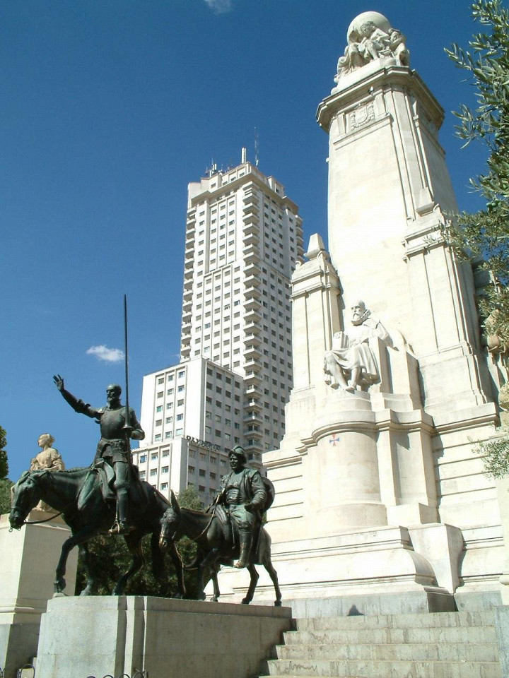 Площадь Испании в Мадриде, памятник Сервантесу