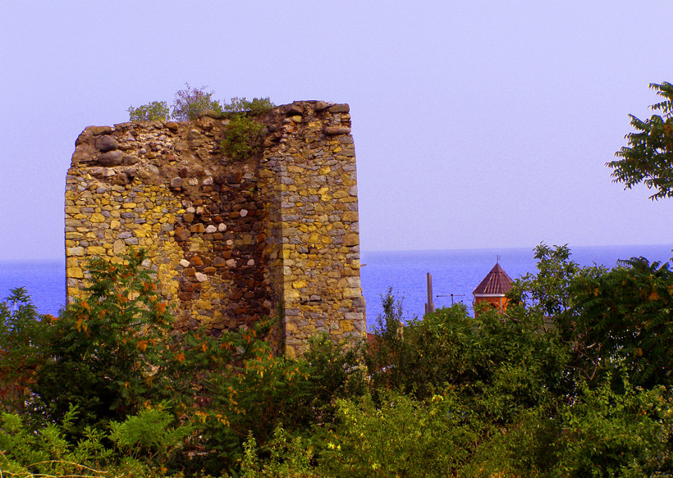 Крепость Алустон, Нижняя башня