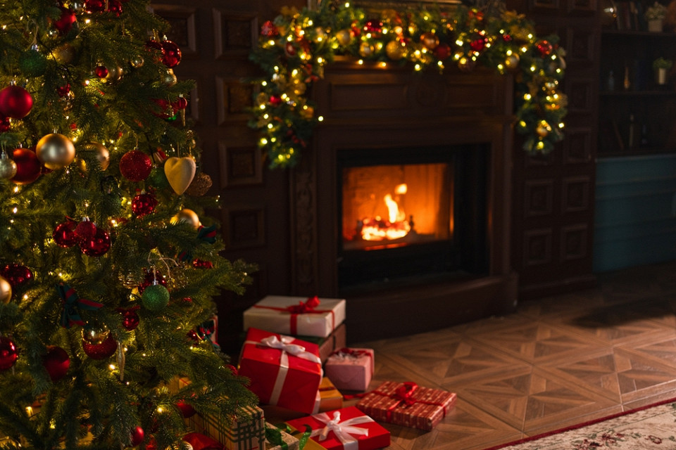 Новогодняя елка и камин, Новый год