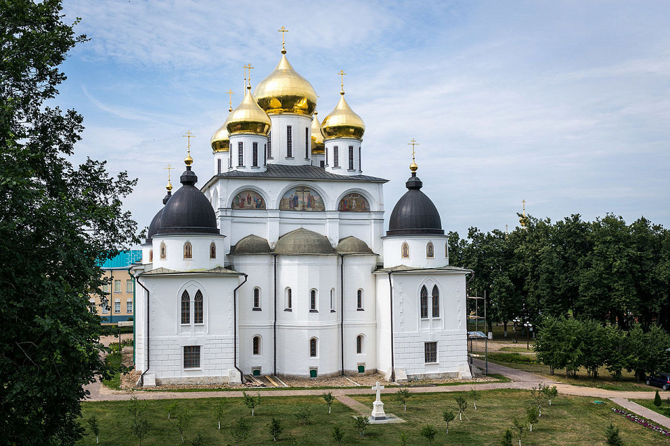 Дмитровский кремль; Успенский собор, вид с земляного вала