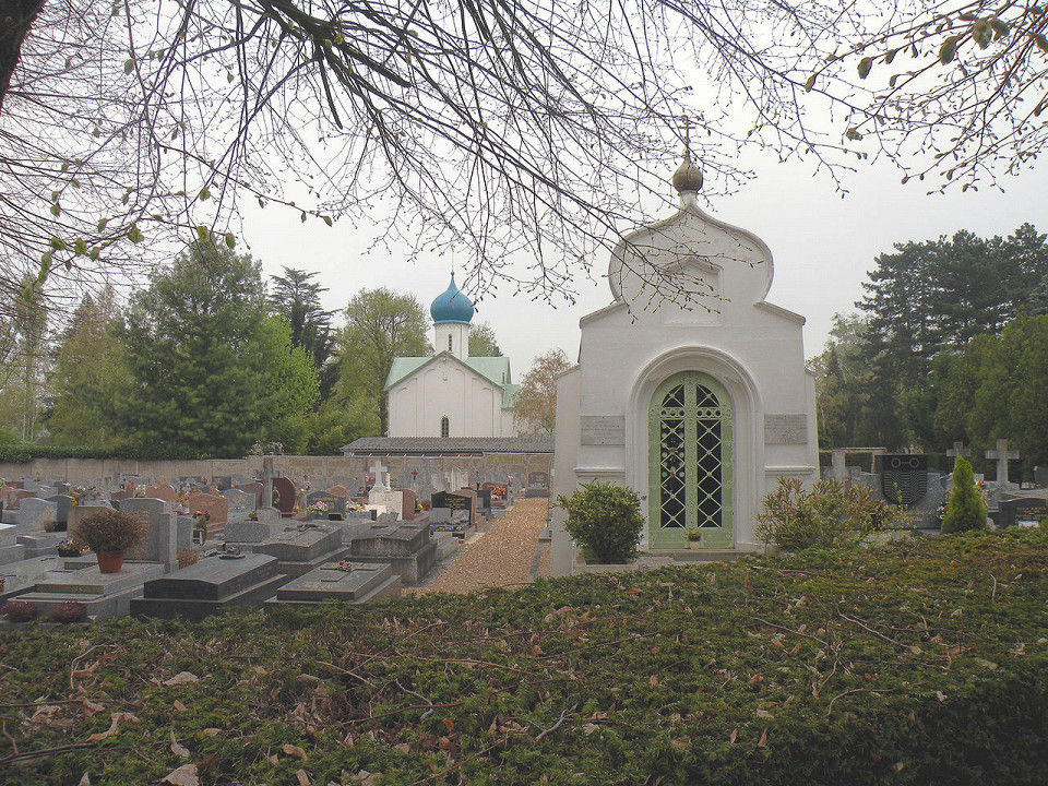 Русские церкви на кладбище в Сент-Женевьев-де-Буа