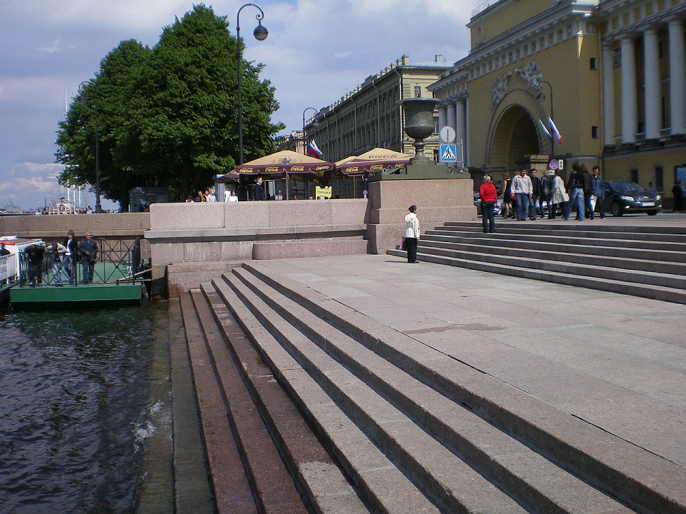 Адмиралтейская набережная, Петровский спуск