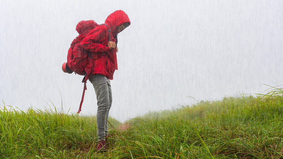 Турист под дождем в горх