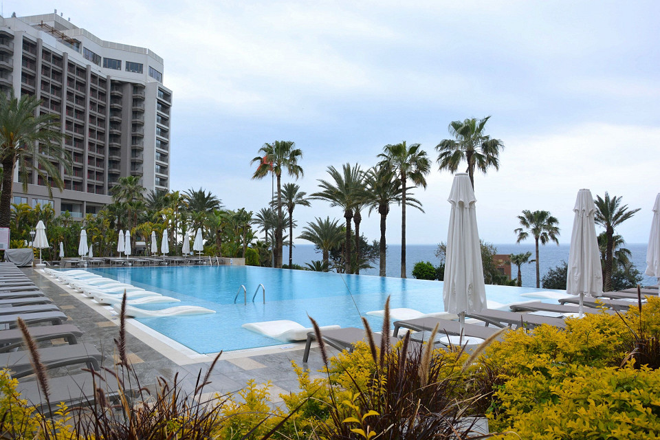 Инфинити-бассейн в отеле Akra Antalya