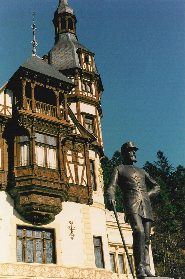 Замок Пелеш, памятник Каролю I