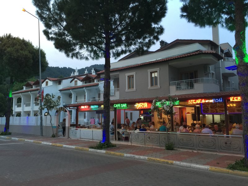 Arya Hotel