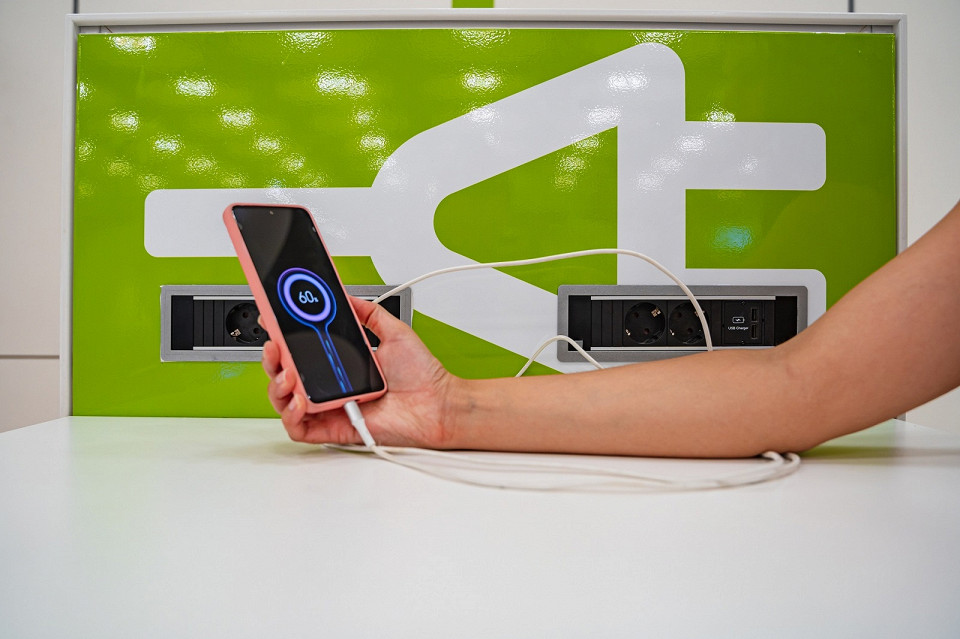 Телефон заряжается