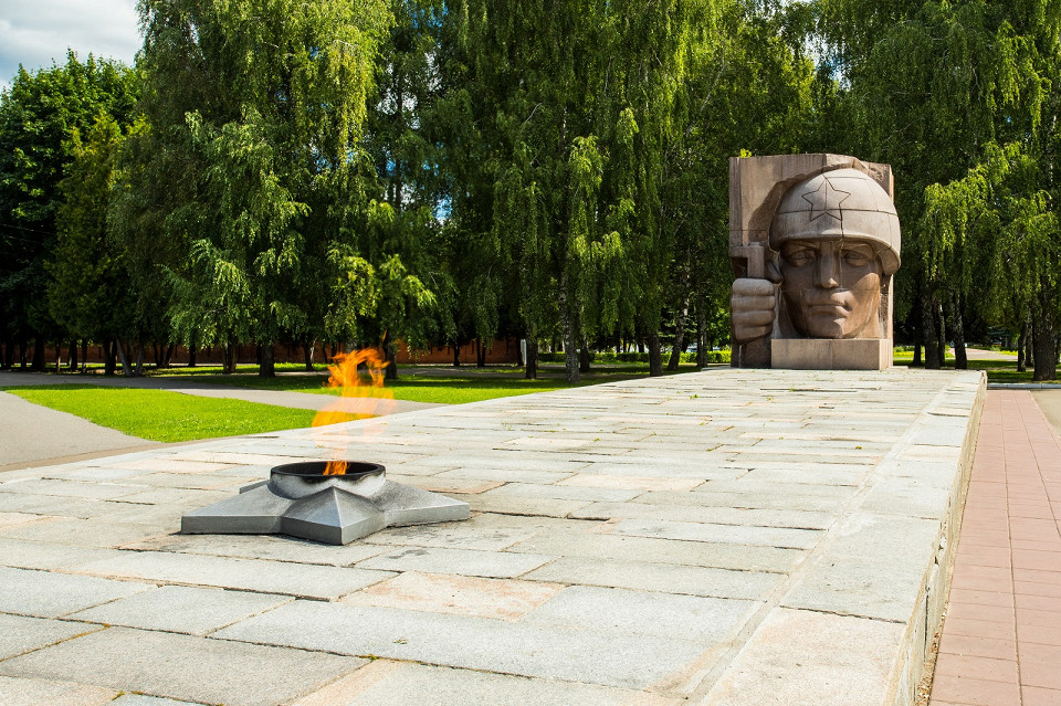 Музей боевой славы в Коломне, Мемориал с вечным огнем в солнечный день