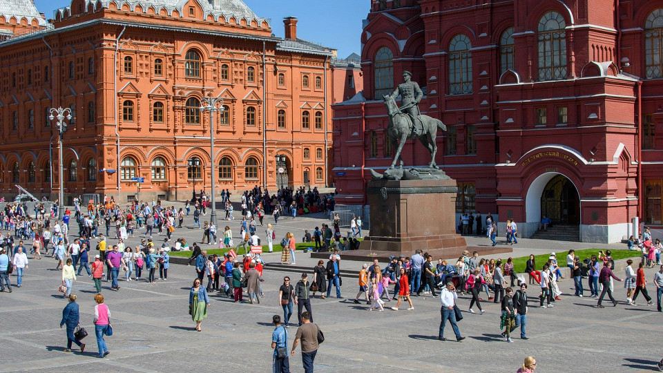 Туристы у памятника Георгию Жукову, Москва