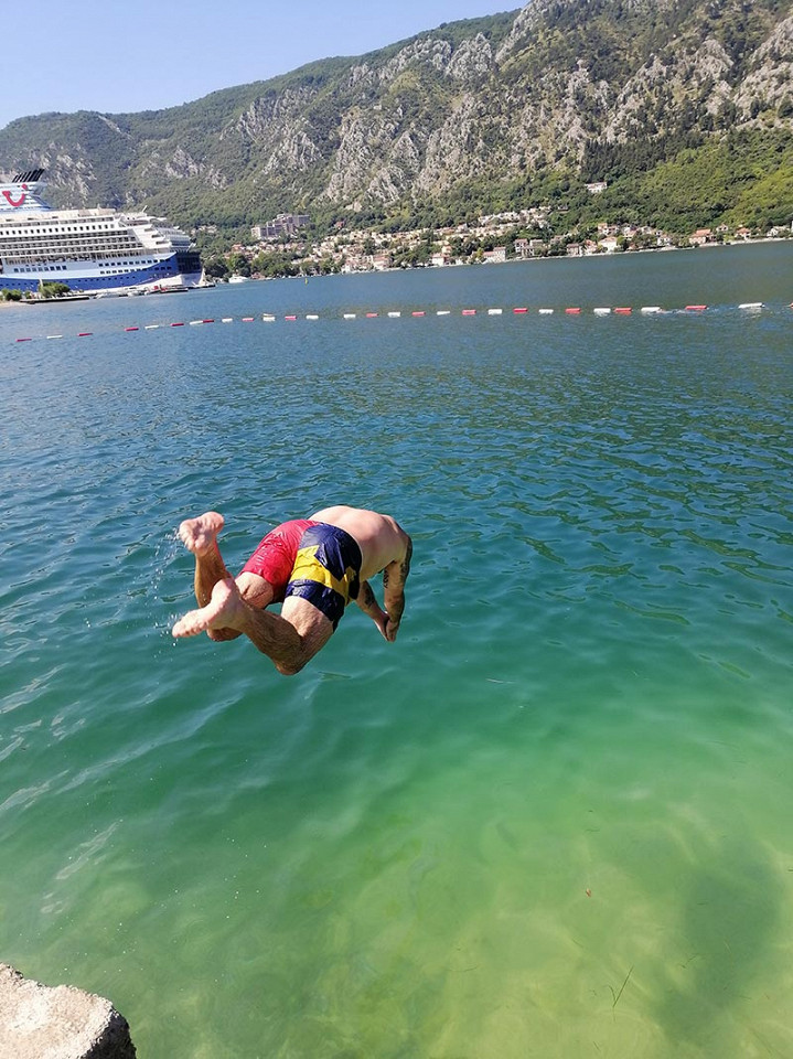 Отзыв о Черногории гроза мужчина ныряет в море