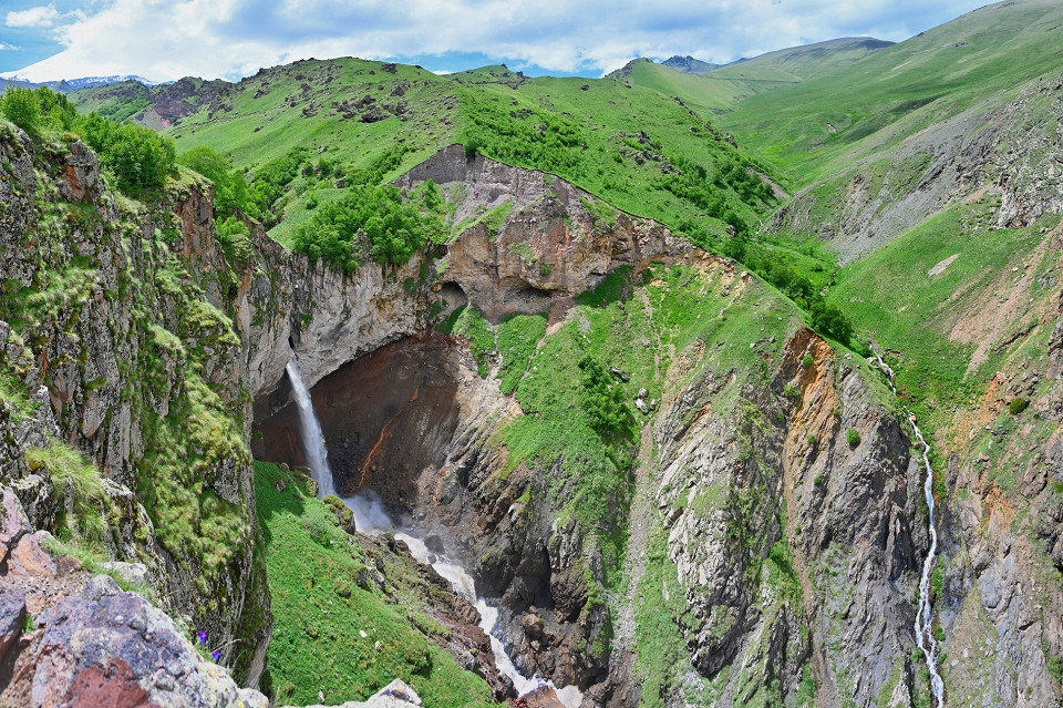 Водопад Гиче Чучхур в долине горы Джилы-Су, Кабардино-Балкария