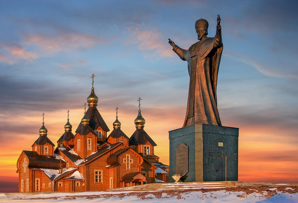 Памятник Николаю Чудотворцу и Свято-Троицкий собор, Анадырь, Чукотка