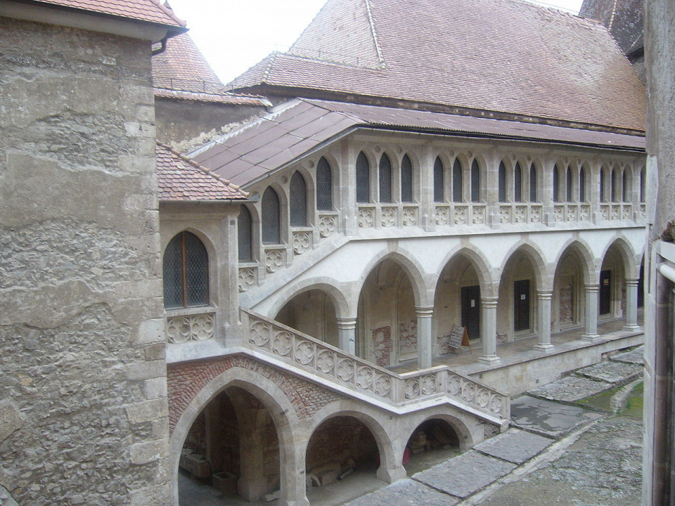 Замок Корвинов, двор