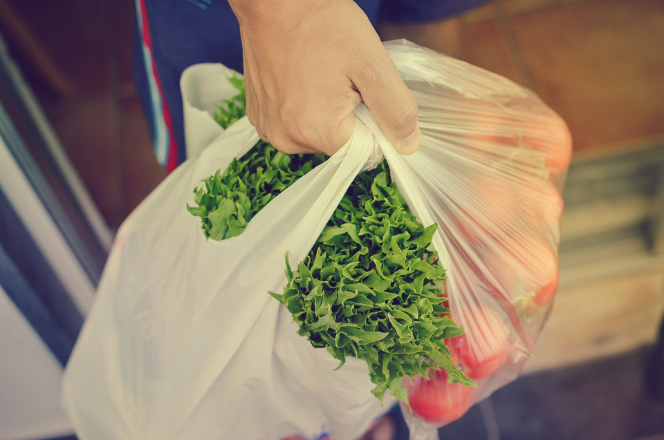 Продукты в пластиковых пакетах