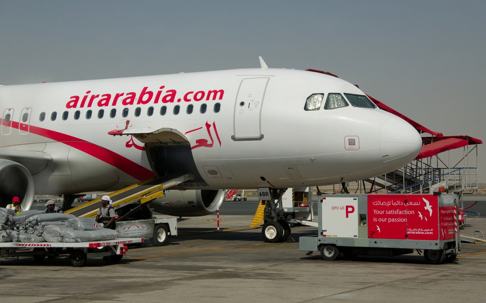 Лайнер Air Arabia в Шардже, погрузка багажа