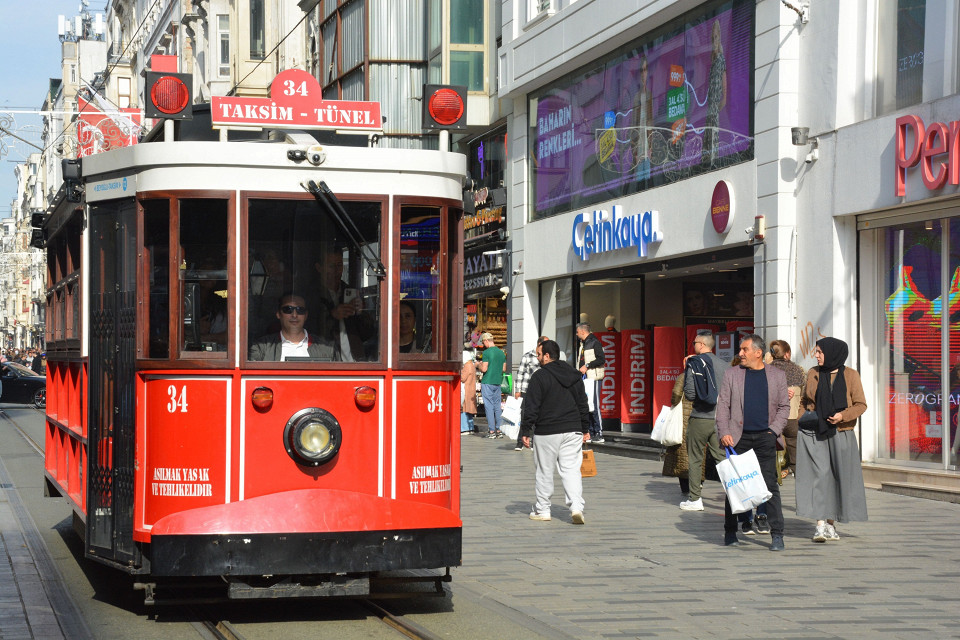 Красный трамвай на улице Истикляль в Стамбуле