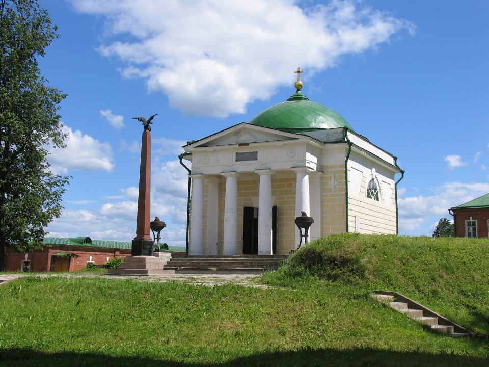 Спасская церковь (мавзолей Тучкова) и памятник 3 пехотной дивизии