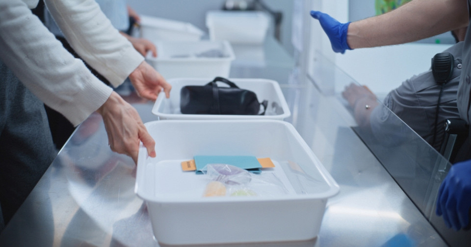 Досмотр багажа в аэропорту