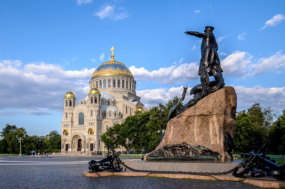 Морской Никольский собор, памятник вице-адмиралу Макарову